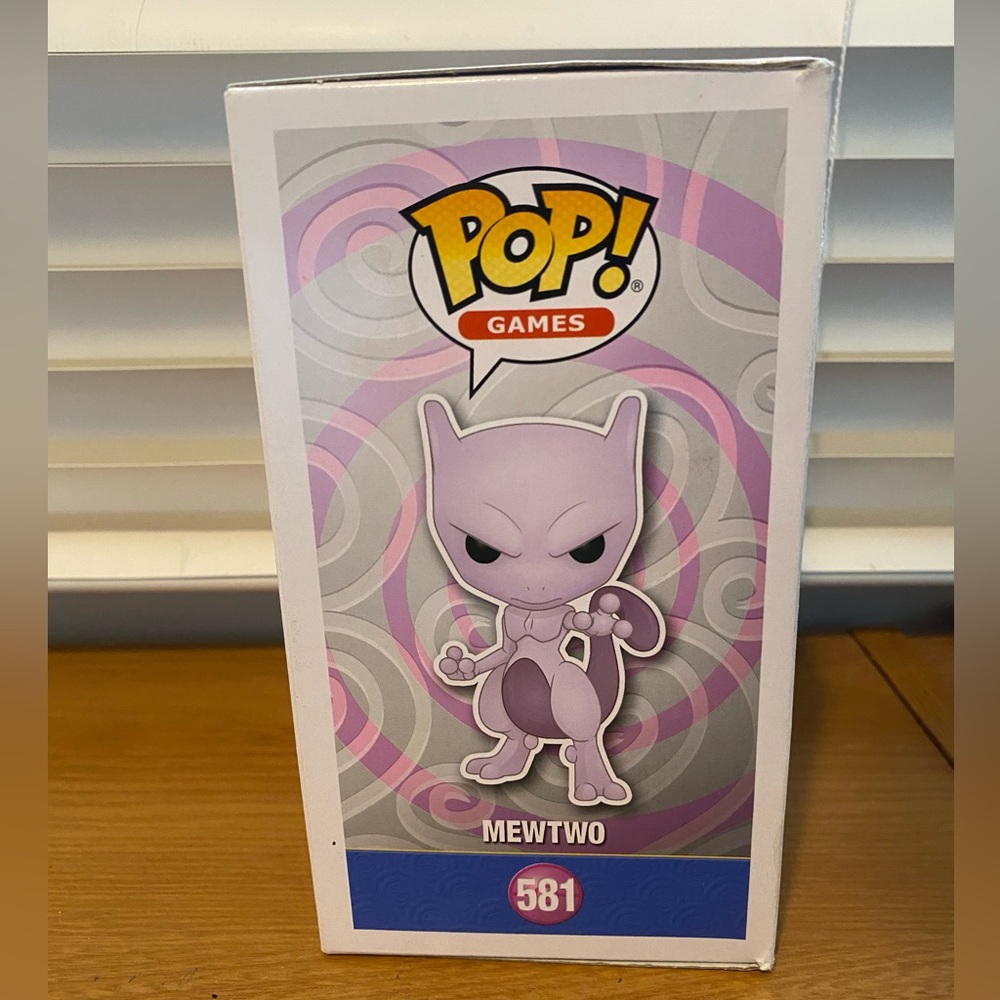 Funko Pop! Pokémon Mewtwo in Purple and White - Picture 4 of 5
